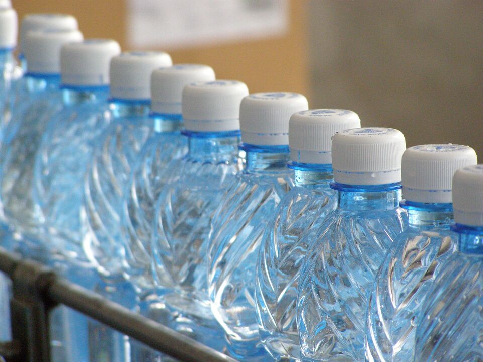 acqua in bottiglia per una dieta pigra