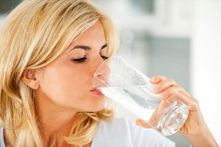 bere acqua con una dieta pigra foto 1