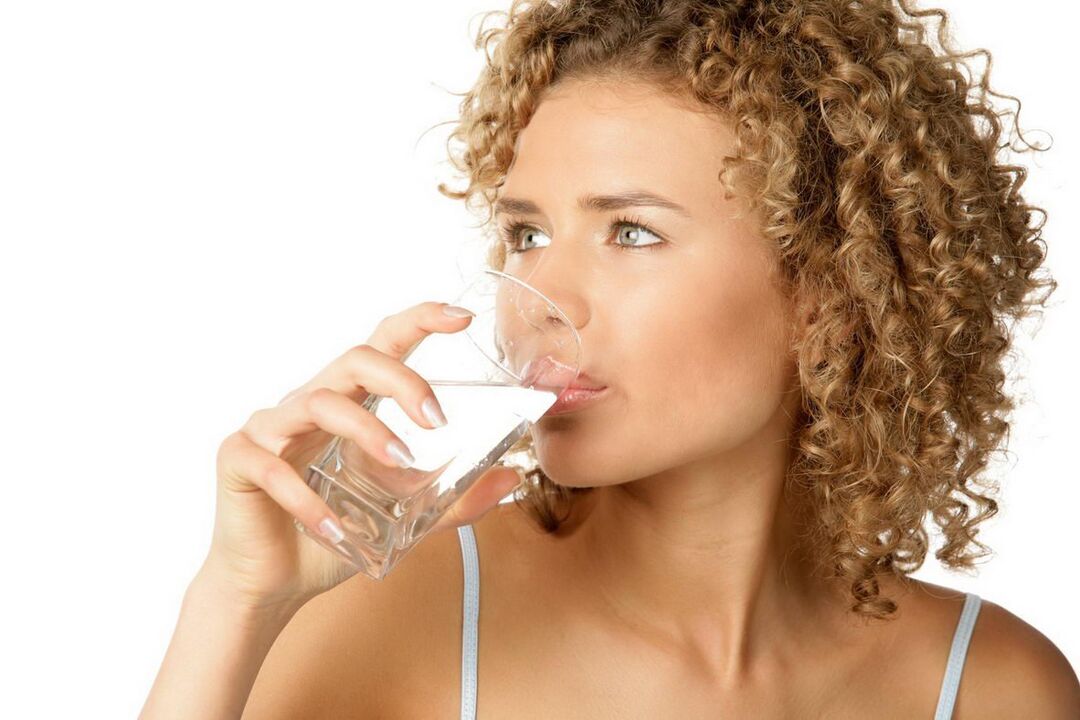 bere acqua con una dieta pigra foto 3