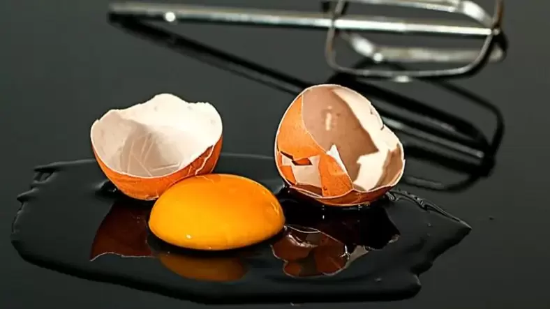 benefici e danni delle uova crude