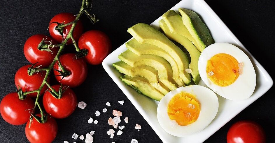 Uovo bollito, avocado e pomodori