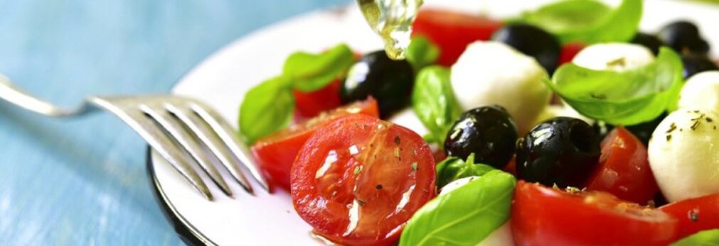 l'insalata di verdure fa parte della dieta mediterranea